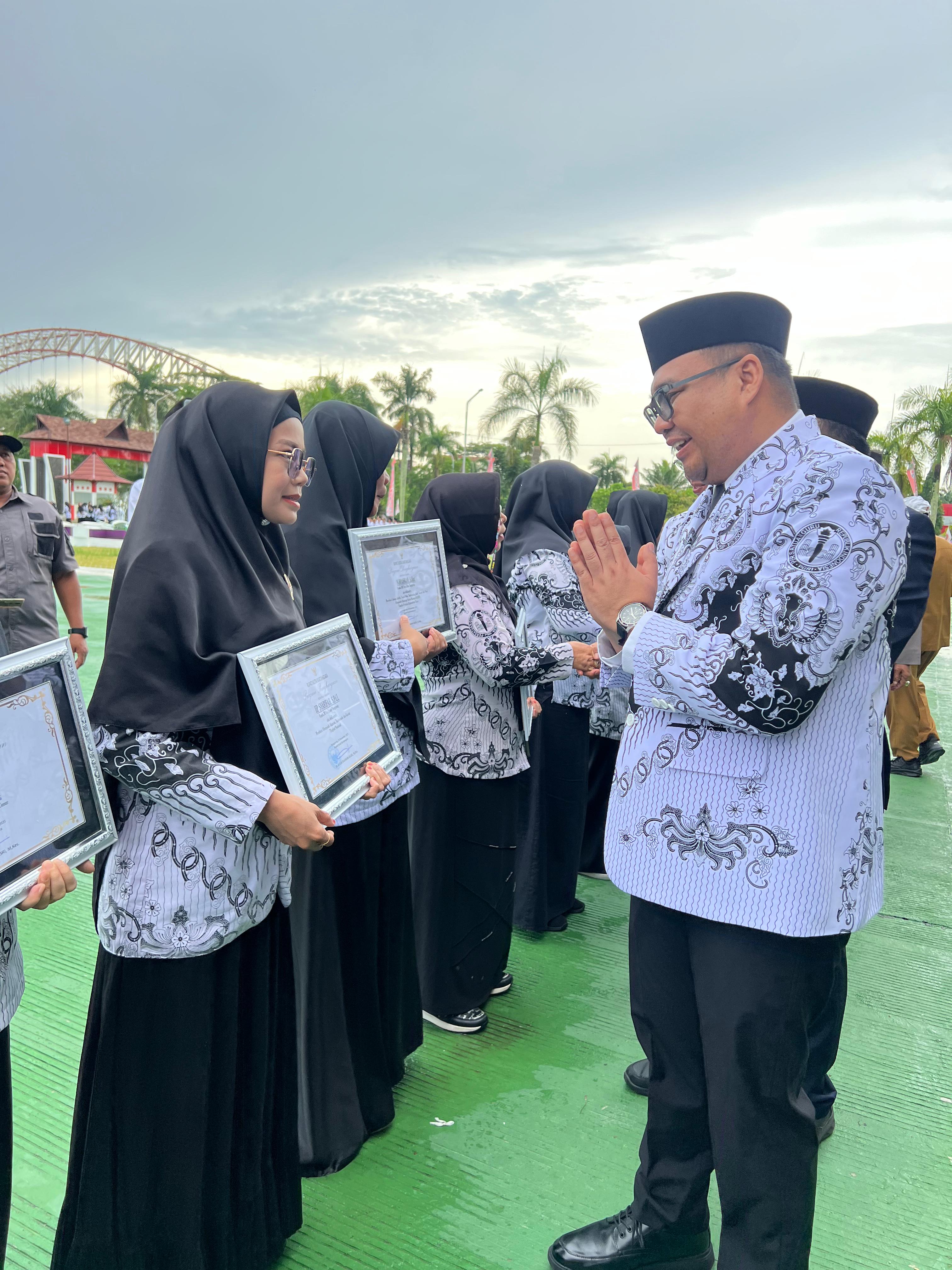 Kepala MI Asy Syauqi Raih Penghargaan Pembinaan Olimpiade dan Bela Diri Nasional