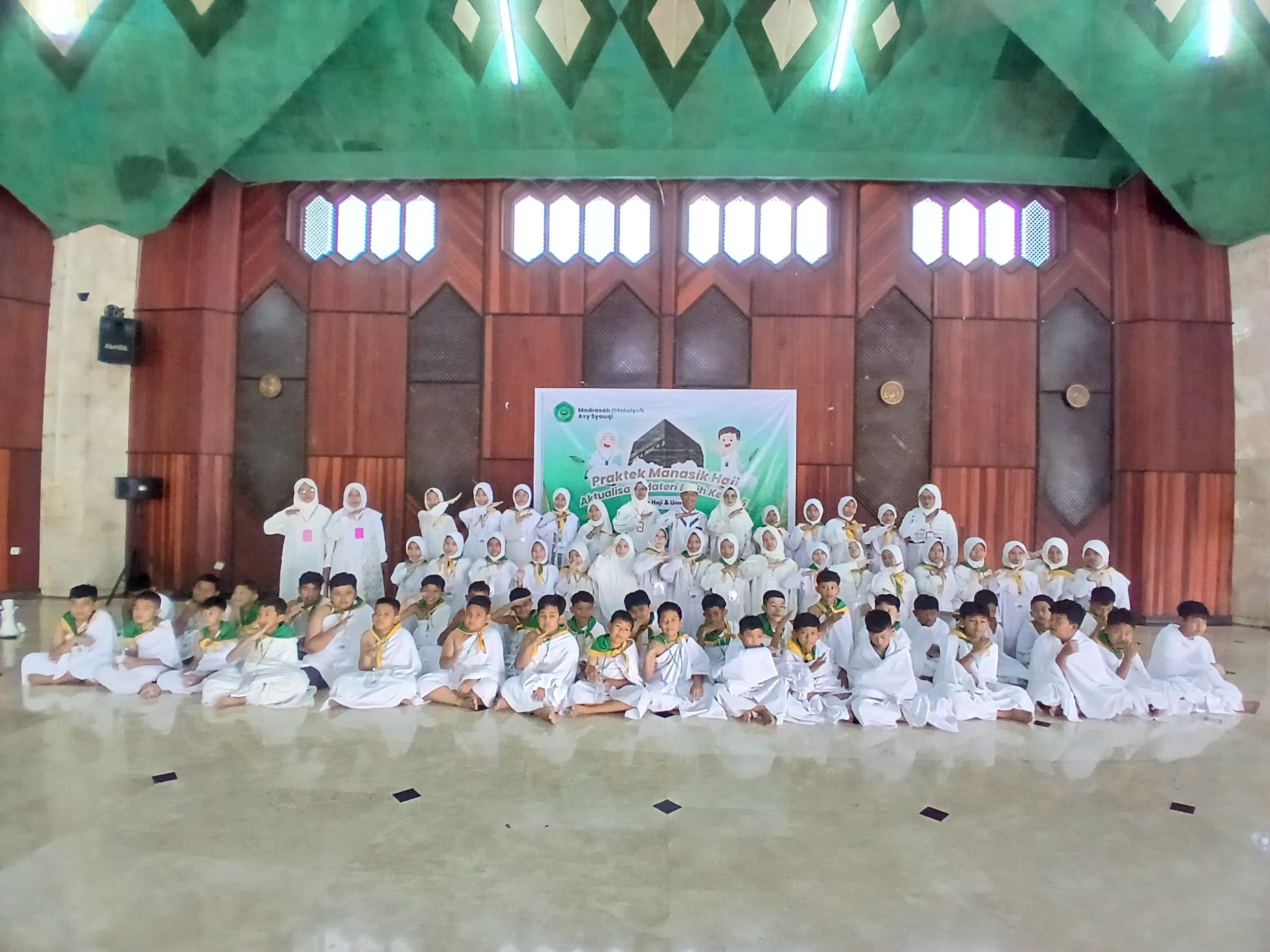 Pembelajaran Outdoor Manasik Haji Siswa Kelas 5 MI Asy-Syauqi di Masjid Agung Sultan Sulaiman Tenggarong